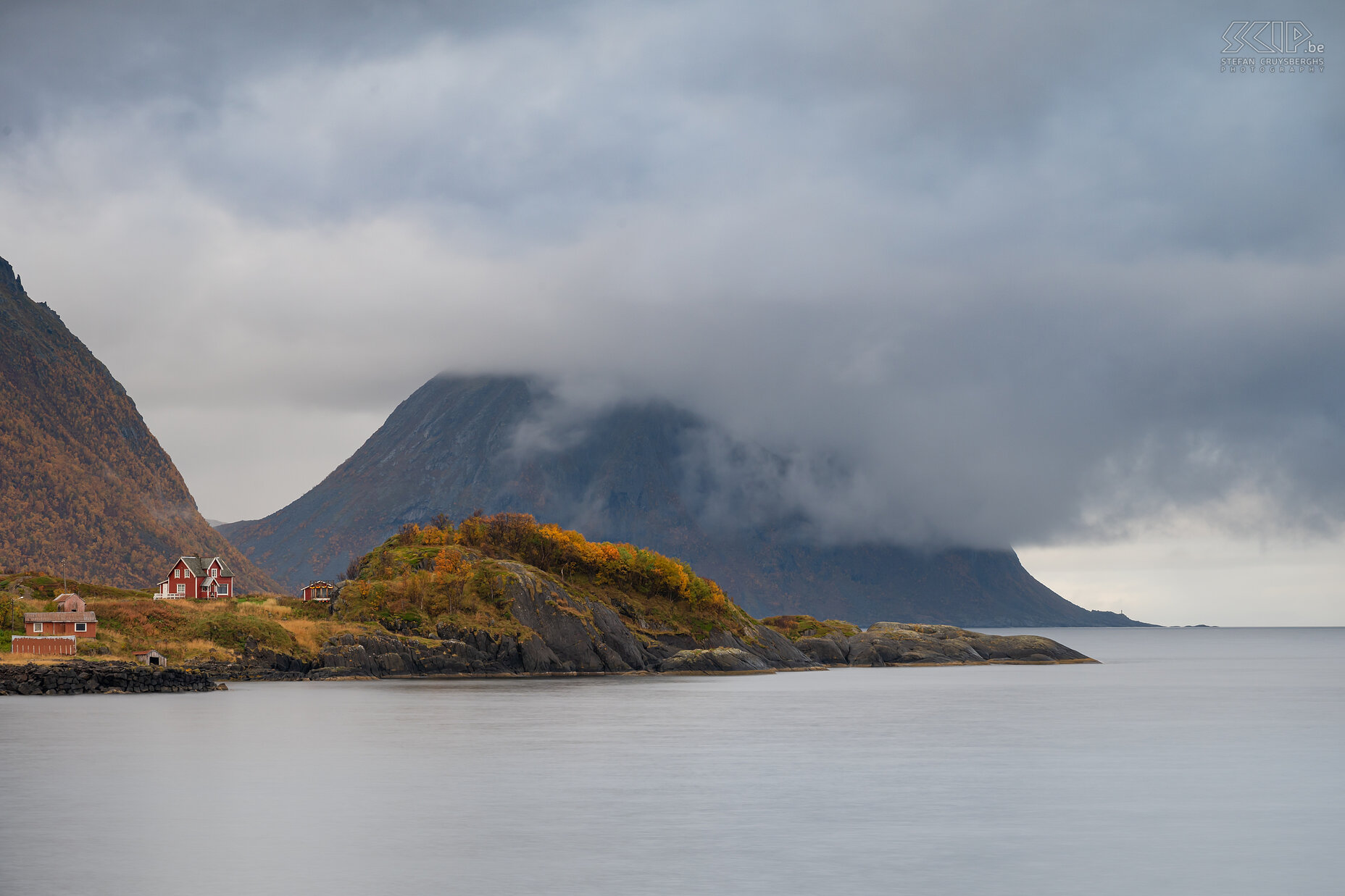 Senja - Hamn Typische rode huisjes nabij Hamn aan de kust van Senja Stefan Cruysberghs